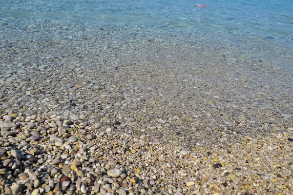 Pierres de mer dans l'eau de mer. Des cailloux sous l'eau. La vue du haut. Contexte nautique. Eau de mer propre. Mer transparente. — Photo