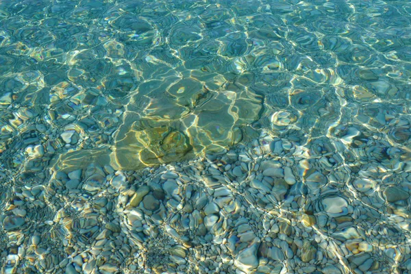 海の水の海の石。水の下の小石。上からの眺め。自然な背景。きれいな海水。透明海. — ストック写真