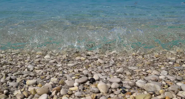 Με θέα στη θάλασσα. Κύματα και παραλία με βότσαλα. Καλοκαιρινή μέρα — Φωτογραφία Αρχείου