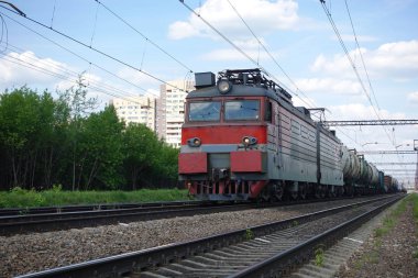 Rusya 'da bir tren ile elektrikli tren. Yaz günü