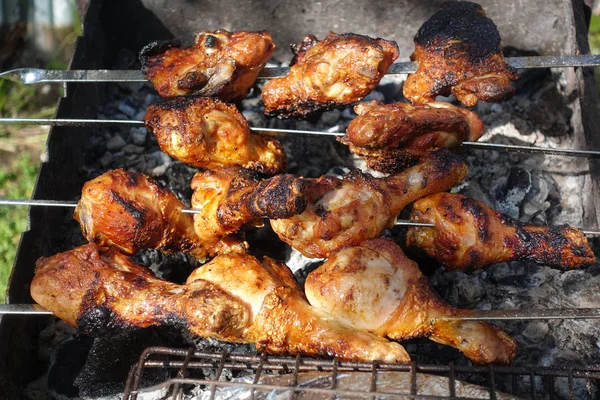 Em espetos os espetos de frango com verduras cozinham-se no fogo . — Fotografia de Stock