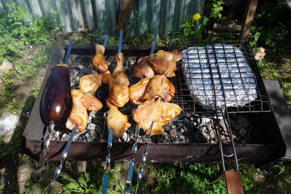 Em espetos os espetos de frango com verduras cozinham-se no fogo . — Fotografia de Stock
