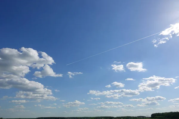 Голубое небо и прекрасное облако. Простой пейзажный фон для летнего плаката. Лучший вид для отдыха . — стоковое фото