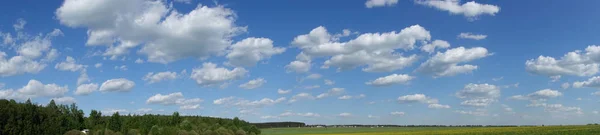 Modrá obloha a nádherný mrak. Obyčejná krajinná pozadí pro letní plakát. Nejlepší výhled na dovolenou. Panorama — Stock fotografie