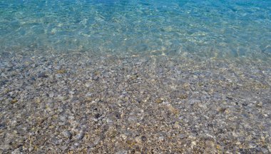 Su altında çakıl. Deniz geçmişi. Saf deniz suyu. Temiz deniz