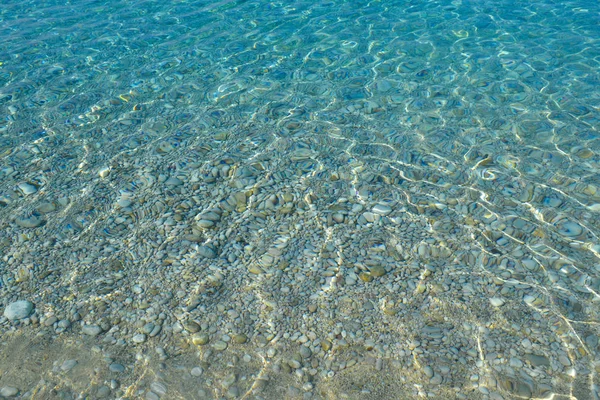 A superfície da água azul como fundo . — Fotografia de Stock