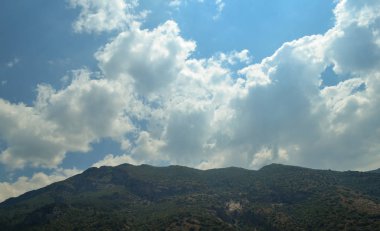 Dağın üzerinde bulutlar var. Oludeniz, Türkiye