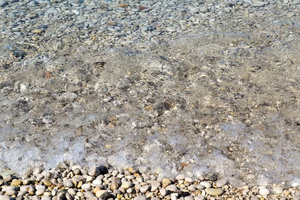 Pedras marinhas na água do mar. Pedrinhas debaixo de água. A vista de cima. Fundo náutico. Água do mar limpa. Mar transparente. — Fotografia de Stock