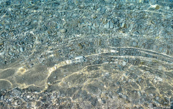 Textura de agua de mar clara, vista superior del fondo rocoso. Océano tropical transparente, arrecifes de coral, fondo superficial abstracto de agua esmeralda — Foto de Stock