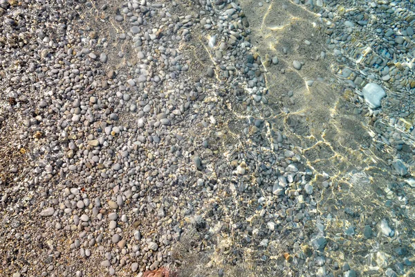 Texture claire de l'eau de mer, vue sur le fond rocheux. Océan tropical transparent, récifs coralliens, fond abstrait émeraude — Photo