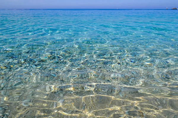 Vacker havsutsikt. Lugna azurblå havet med Breezes av solen på vattnet. Medelhavet — Stockfoto