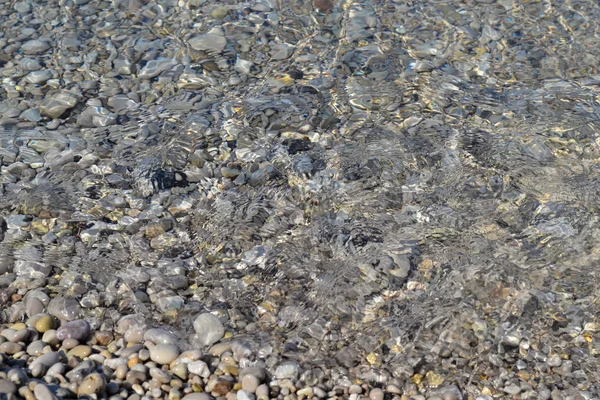 Bodrum Türkiye'de çakıl taşları, kumlar ve deniz suyu ile soyut plaj arka plan dokusu — Stok fotoğraf