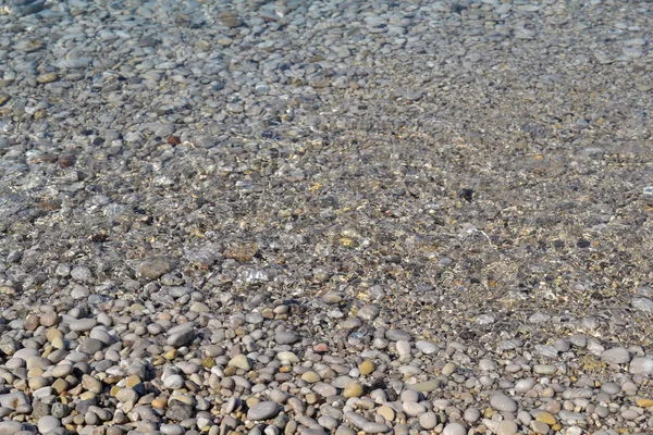 Bodrum Türkiye'de çakıl taşları, kumlar ve deniz suyu ile soyut plaj arka plan dokusu — Stok fotoğraf