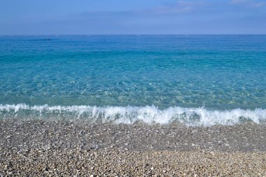Güzel deniz manzarası. Su üzerinde güneşin esintileri ile sakin masmavi deniz. Akdeniz