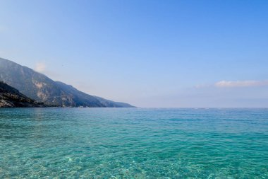 Güzel deniz manzarası. Su üzerinde güneşin esintileri ile sakin masmavi deniz. Akdeniz