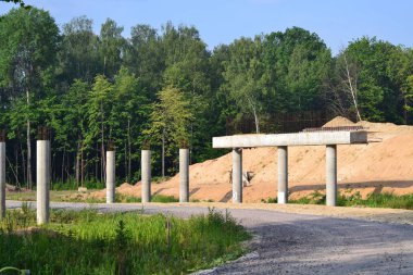 Yol üzerinde bir otomobil köprüsü inşaatı parçası