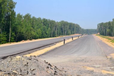 Yapım aşamasında yeni çok şeritli karayolu.