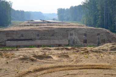 Yapım aşamasında yeni çok şeritli karayolu.