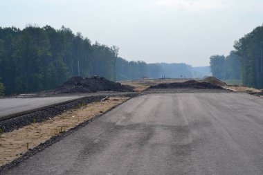 Yapım aşamasında yeni çok şeritli karayolu.