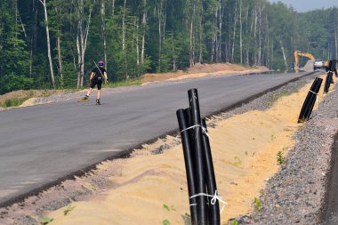 Yapım aşamasında yeni çok şeritli karayolu.