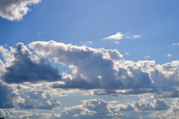 Blanco nublado con fondo azul cielo. —  Fotos de Stock