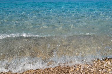 shingle plajda sakin turkuaz deniz kare arka plan görüntüsü