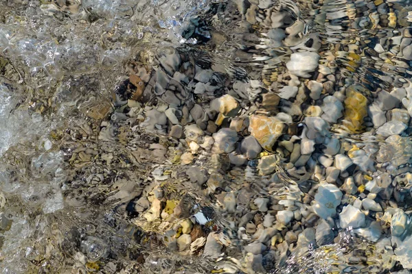 Textura clara da água do mar. Oceano tropical transparente. Abstrato fundo de superfície de água esmeralda — Fotografia de Stock