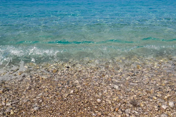 Immagine di sfondo quadrato di mare calmo turchese sulla spiaggia di ghiaia — Foto Stock