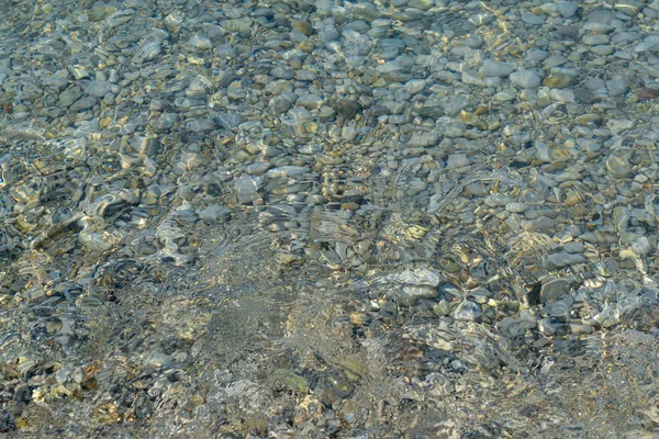 Fyrkantig bakgrundsbild av lugnt turkos hav på klapperstensstrand — Stockfoto