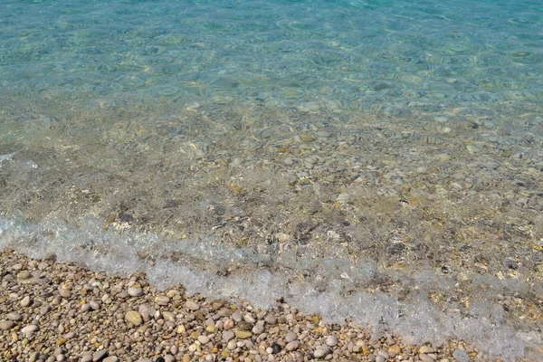 Tér háttérképének nyugodt türkizkék tenger zsindely strandon — Stock Fotó