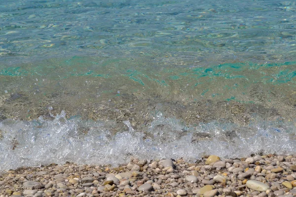 Tér háttérképének nyugodt türkizkék tenger zsindely strandon — Stock Fotó