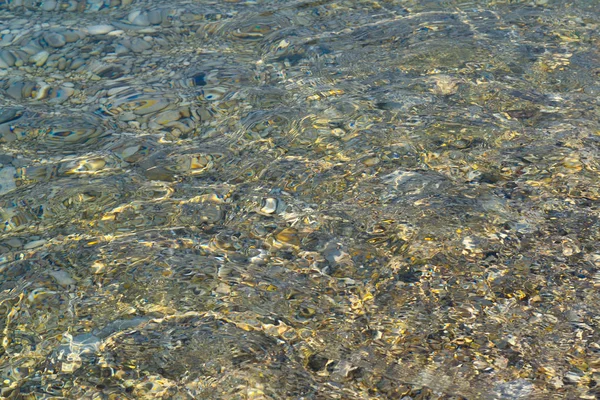 Shingle plajda sakin turkuaz deniz kare arka plan görüntüsü — Stok fotoğraf