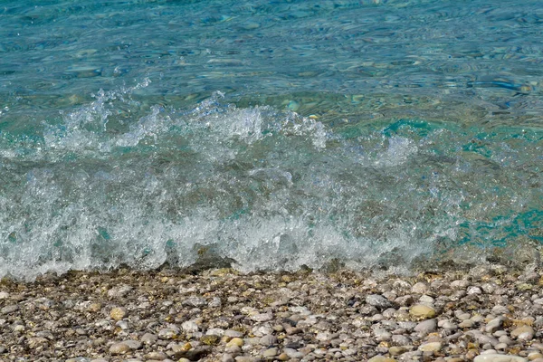 Квадратний фон зображення спокійного бірюзового моря на гальковому пляжі — стокове фото