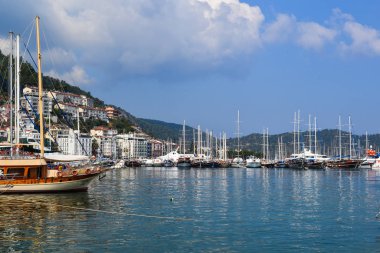 24 Haziran 2019 Fethiye, Türkiye - Fethiye Körfezi'ne park etmiş deniz yelkenli gemileri, Türkiye.