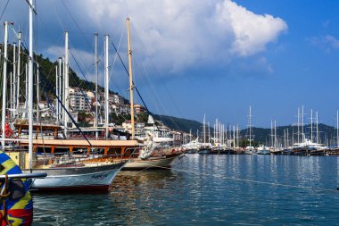 24 Haziran 2019 Fethiye, Türkiye - Fethiye Körfezi'ne park etmiş deniz yelkenli gemileri, Türkiye.