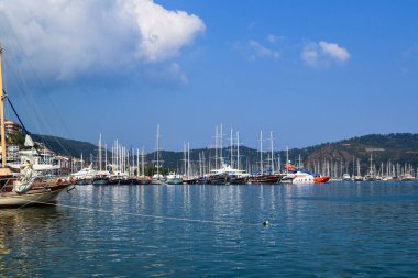24 Haziran 2019 Fethiye, Türkiye - Fethiye Körfezi'ne park etmiş deniz yelkenli gemileri, Türkiye.