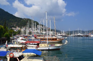 24 Haziran 2019 Fethiye, Türkiye - Fethiye Körfezi'ne park etmiş deniz yelkenli gemileri, Türkiye.
