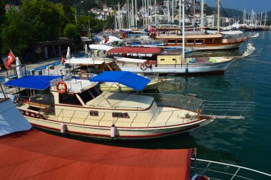 24 Haziran 2019 Fethiye, Türkiye - Fethiye Körfezi'ne park etmiş deniz yelkenli gemileri, Türkiye.