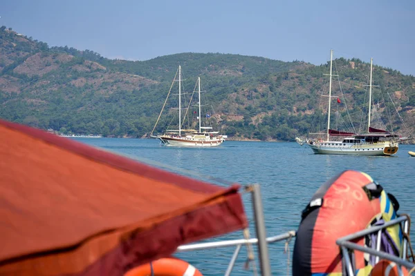 Fethiye körfezinde turist yelkenli tekneler. Türkiye — Stok fotoğraf