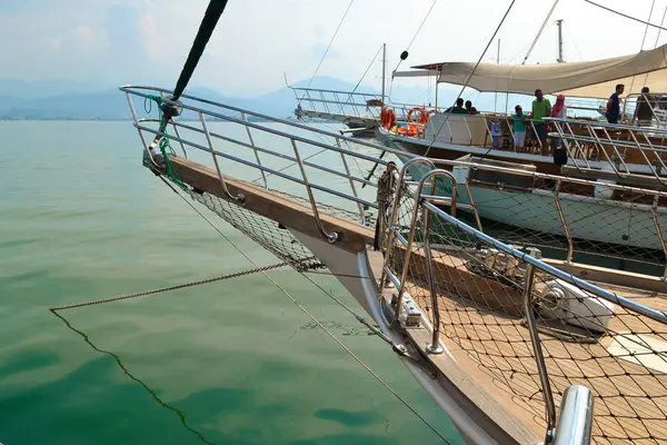 La proa de un barco de recreo que se encuentra en una carretera portuaria — Foto de Stock
