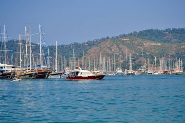 24 Haziran 2019 Fethiye, Türkiye - Fethiye Körfezi'ne park etmiş deniz yelkenli gemileri, Türkiye.