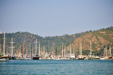 17 Haziran 2019 Fethiye, Türkiye - Fethiye Körfezi'ne park etmiş deniz yelkenli gemileri, Türkiye.