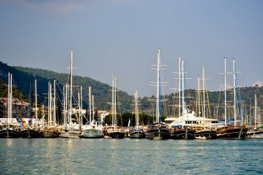 17 Haziran 2019 Fethiye, Türkiye - Fethiye Körfezi'ne park etmiş deniz yelkenli gemileri, Türkiye.