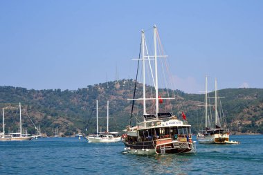 Yelkenzevk teknesi körfezi terk ediyor. Fethiye, Türkiye