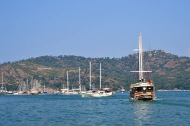 Yelkenzevk teknesi körfezi terk ediyor. Fethiye, Türkiye