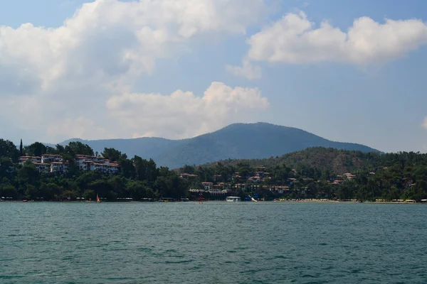 Uitzicht op zee. Uitzicht vanaf het schip naar de kust, Turkije — Stockfoto