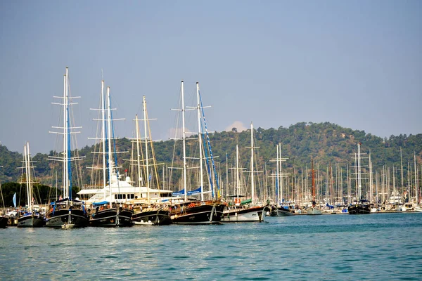 17 Haziran 2019 Fethiye, Türkiye - Fethiye Körfezi'ne park etmiş deniz yelkenli gemileri, Türkiye. — Stok fotoğraf