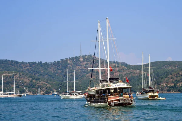 Yelkenzevk teknesi körfezi terk ediyor. Fethiye, Türkiye — Stok fotoğraf