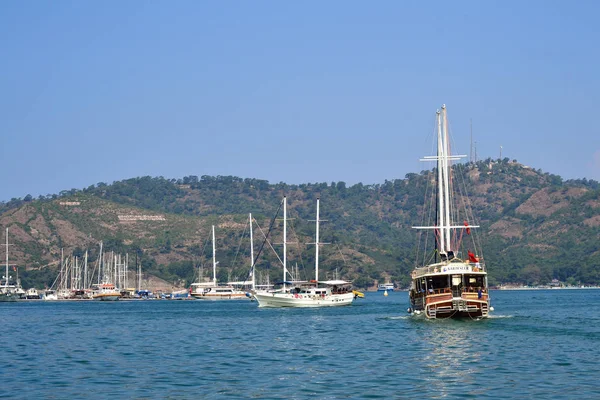 Barca a vela da diporto lascia la baia. Fethiye, Turchia — Foto Stock