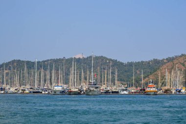 17 Haziran 2019 Fethiye, Türkiye - Fethiye Körfezi'ne park etmiş deniz yelkenli gemileri, Türkiye.